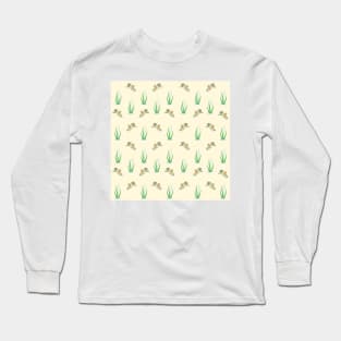 Robin Birds and Snowdrops Pattern on beige Background Long Sleeve T-Shirt